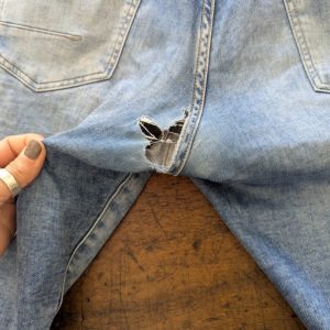 Réparation d'un trou de Jean à l'entrejambe